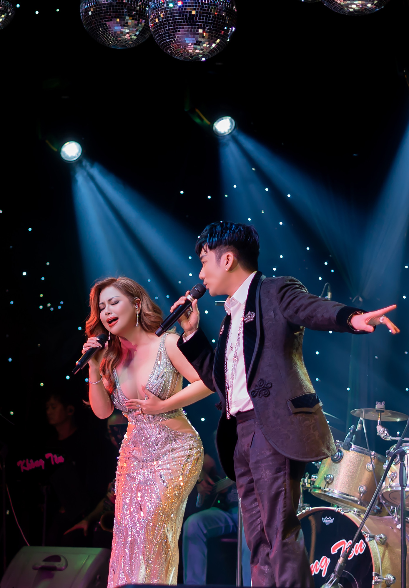 Khoảnh khắc Minh Tuyết da diết bên Quang Hà khi thể hiện ca khúc Ngày mai người ta lấy chồng.