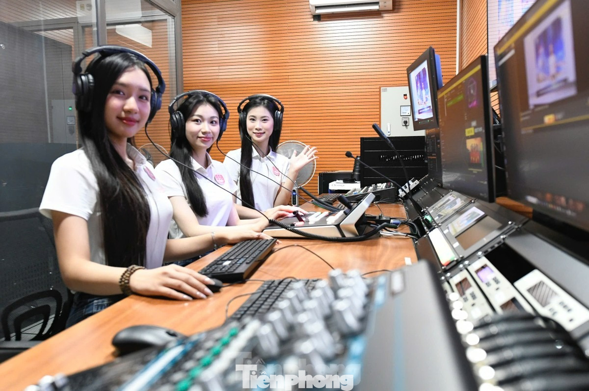 Trường quay báo Tiền Phong được trang bị nhiều trang thiết bị hiện đại, đáp ứng yêu cầu sản xuất các sản phẩm báo chí dưới dạng video chất lượng cao. Thí sinh Hoa hậu Việt Nam 2024 được trải nghiệm làm đạo diễn trường quay, cách sản xuất nên một bản tin của báo Tiền Phong.