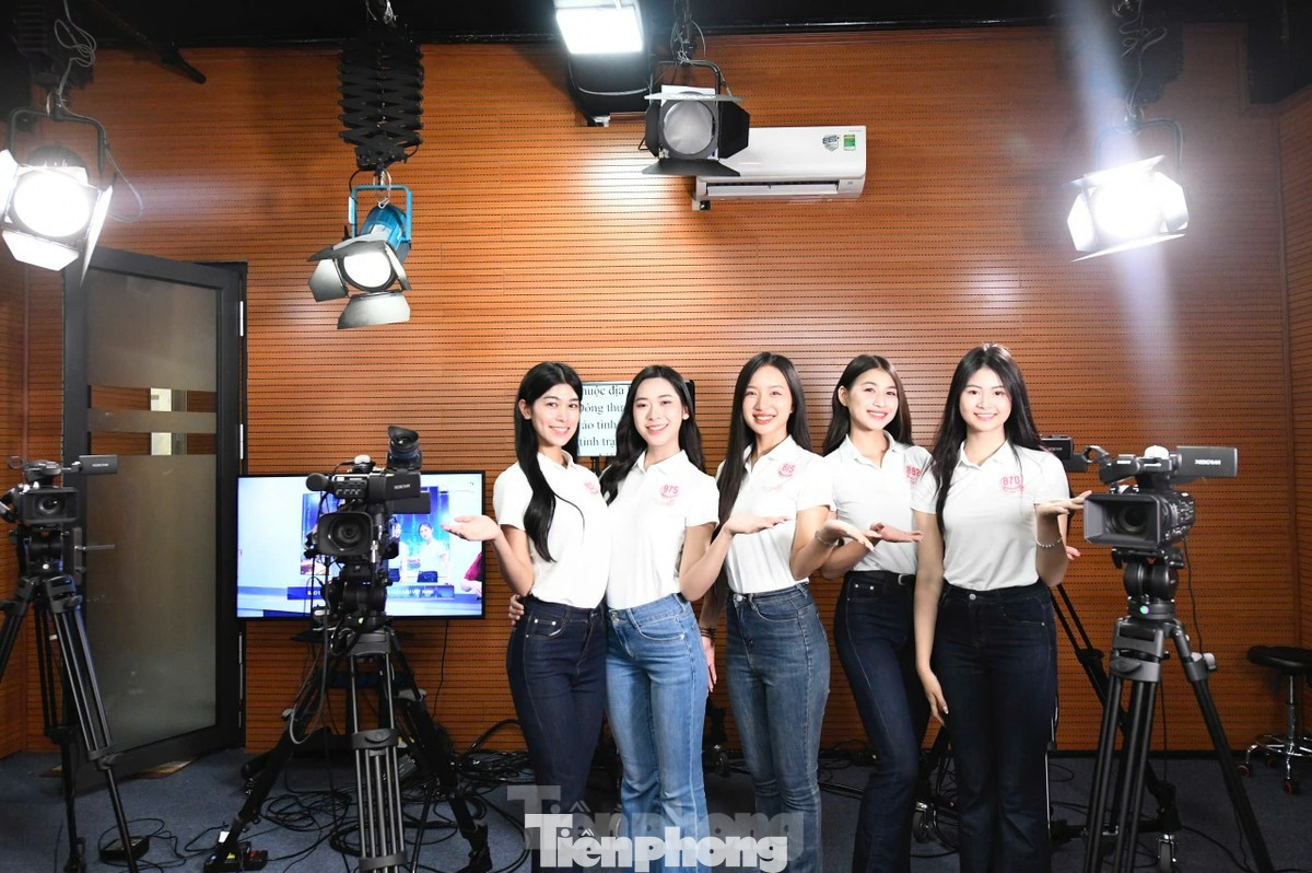 Trường quay báo Tiền Phong được trang bị nhiều trang thiết bị hiện đại, đáp ứng yêu cầu sản xuất các sản phẩm báo chí dưới dạng video chất lượng cao. Thí sinh Hoa hậu Việt Nam 2024 được trải nghiệm làm đạo diễn trường quay, cách sản xuất nên một bản tin của báo Tiền Phong.