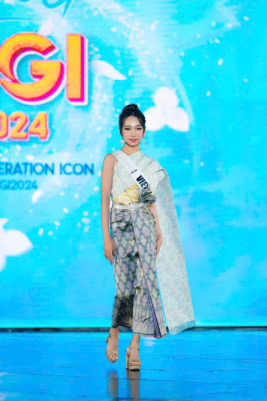 Trần Ngọc Thuận trong National Costume lấy cảm hứng hoa sen và trang phục truyền thống Campuchia.