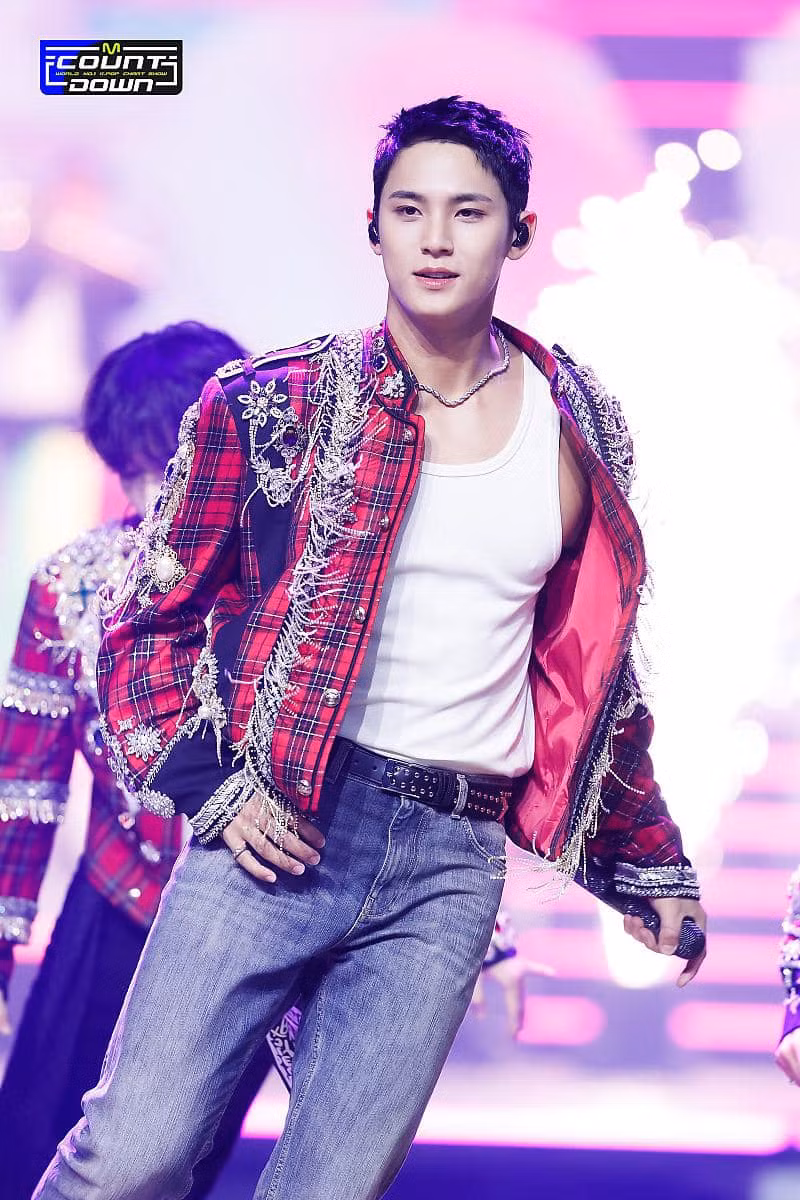 Nam ca sĩ được người hâm mộ gọi là "gấu bự" Kim Mingyu. Anh trở thành "chồng quốc dân" mới, được fan khen tài giỏi, điển trai. Gần đây, loạt video nam ca sĩ nấu ăn cho cả nhóm tiếp tục nhận bình luận khen ngợi.