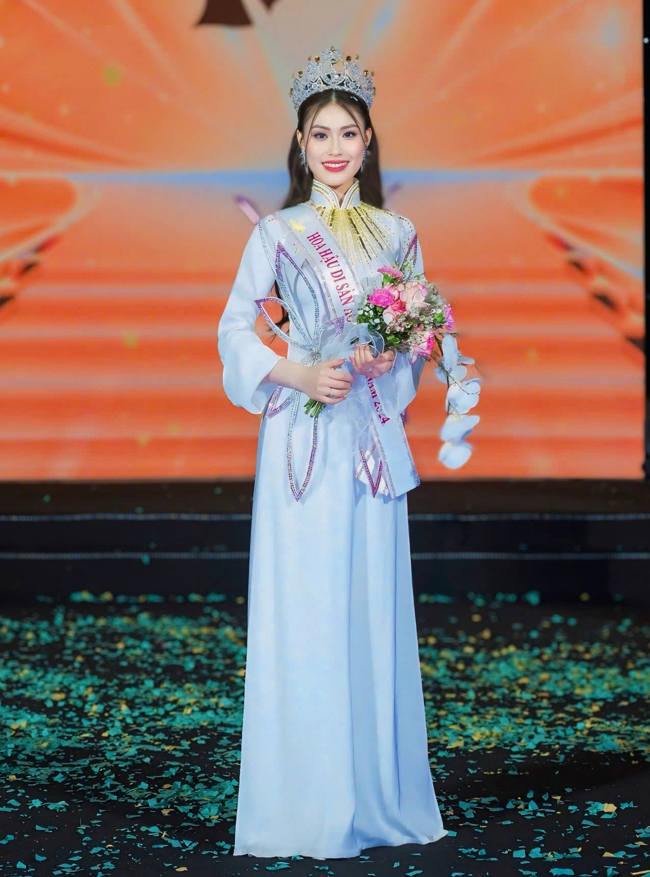 Khoảnh khắc đăng quang của Hoa hậu Hoàng Châu Anh. Khoảnh khắc đăng quang của Hoa hậu Hoàng Châu Anh.