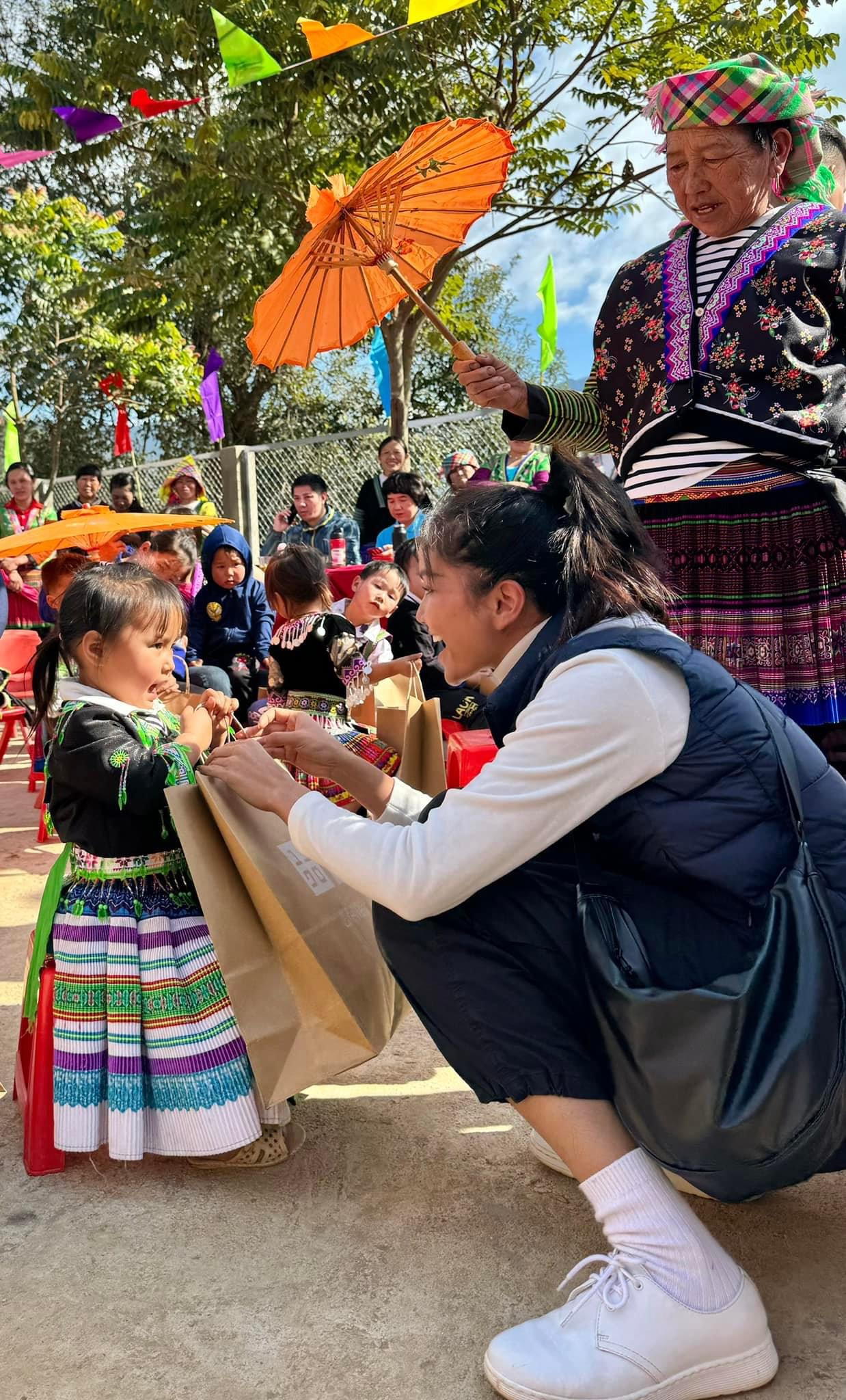 Hình ảnh H&apos;Hen Niê trong một chuyến thiện nguyện.