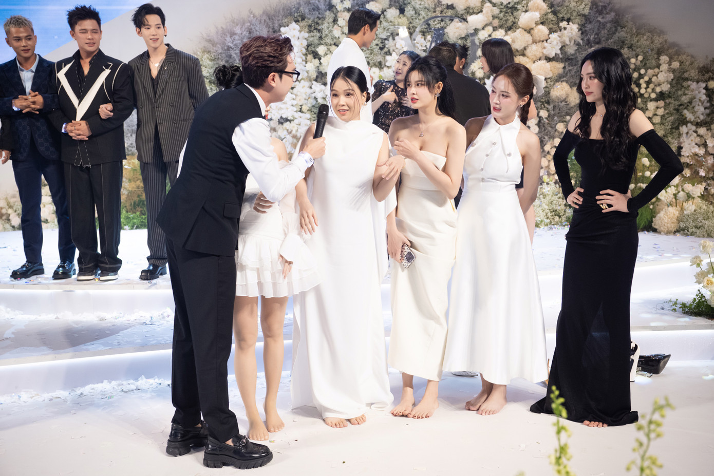 Sam, Trương Quỳnh Anh nhiệt tình tham gia trò chơi. Ninh Dương Lan Ngọc vào tư thế "sẵn sàng chiến đấu", đợi Minh Xù phổ biến luật chơi. Sam, Trương Quỳnh Anh nhiệt tình tham gia trò chơi. Ninh Dương Lan Ngọc vào tư thế "sẵn sàng chiến đấu", đợi Minh Xù phổ biến luật chơi.