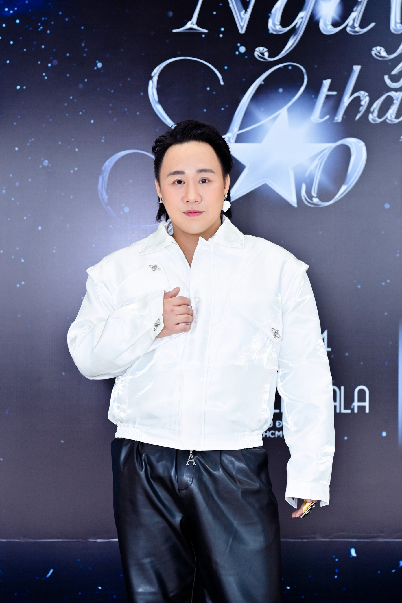 Chị đẹp Uyên Linh và ca sĩ Trung Quân tại buổi giới thiệu live show bolero cuối của Đàm Vĩnh Hưng.