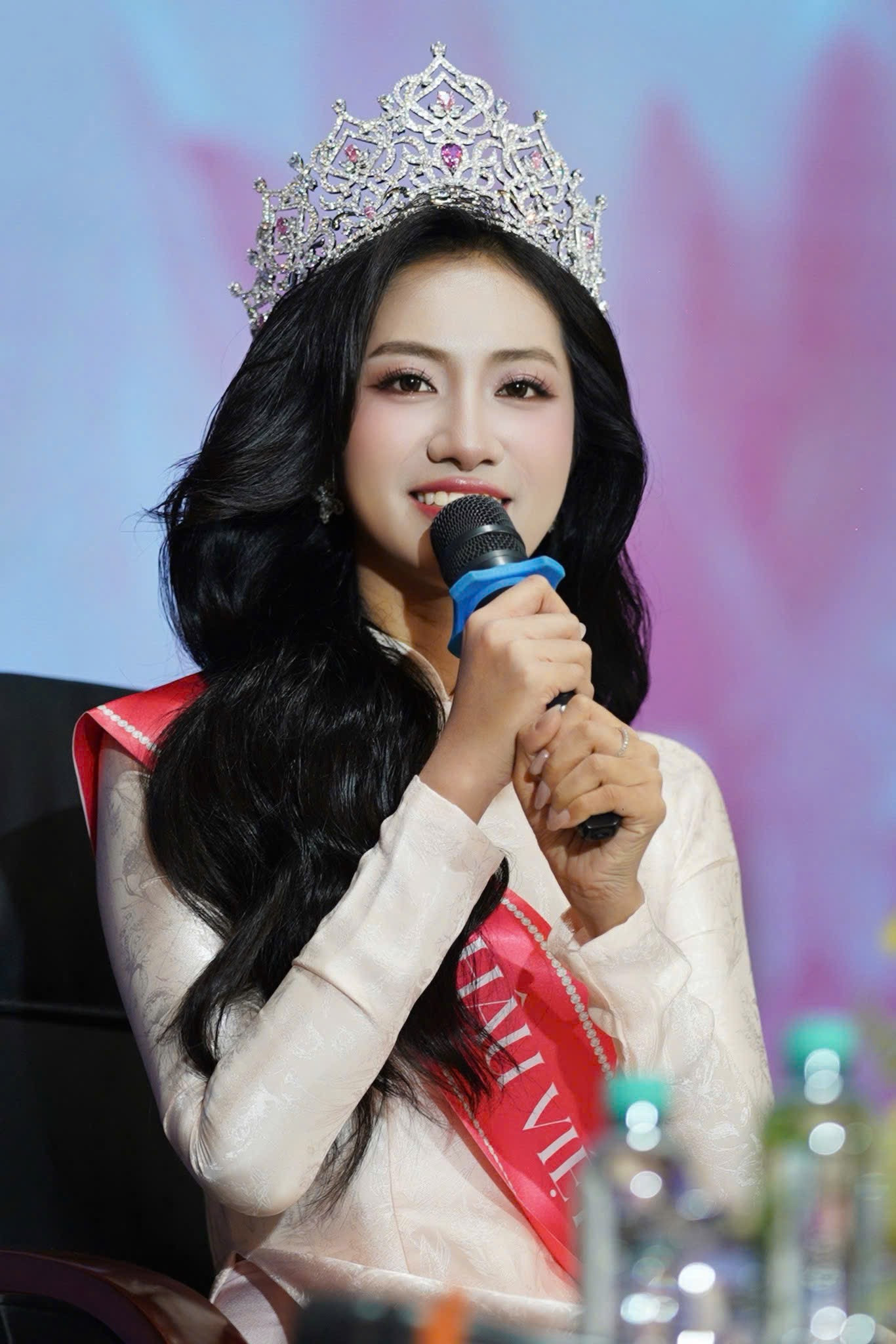 Hoa hậu Hà Trúc Linh rạng rỡ trong buổi về trường. Ảnh: Phạm Nguyễn.