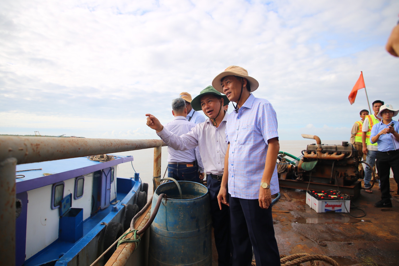Bí thư Tỉnh uỷ tỉnh Sóc Trăng Lâm Văn Mẫn (bìa phải) và Chủ tịch UBND tỉnh Trần Văn Lâu kiểm tra khảo sát công trình, dự án trọng điểm trên địa bàn tỉnh.