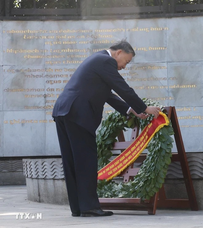 Tổng Bí thư, Chủ tịch nước Tô Lâm đặt hoa tại Đài tưởng niệm Quốc gia. (Ảnh: Trí Dũng/TTXVN). Tổng Bí thư, Chủ tịch nước Tô Lâm đặt hoa tại Đài tưởng niệm Quốc gia. (Ảnh: Trí Dũng/TTXVN).