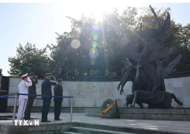 Tổng Bí thư, Chủ tịch nước Tô Lâm đặt hoa tại Đài tưởng niệm Quốc gia. (Ảnh: Trí Dũng/TTXVN). Tổng Bí thư, Chủ tịch nước Tô Lâm đặt hoa tại Đài tưởng niệm Quốc gia. (Ảnh: Trí Dũng/TTXVN).