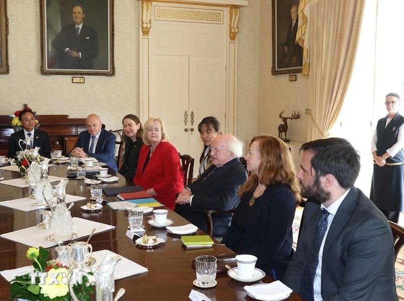Tổng thống Ireland Michael D. Higgins và thành viên đoàn Ireland tại cuộc hội đàm với Tổng Bí thư, Chủ tịch nước Tô Lâm. (Ảnh: Trí Dũng/TTXVN) Tổng thống Ireland Michael D. Higgins và thành viên đoàn Ireland tại cuộc hội đàm với Tổng Bí thư, Chủ tịch nước Tô Lâm. (Ảnh: Trí Dũng/TTXVN)