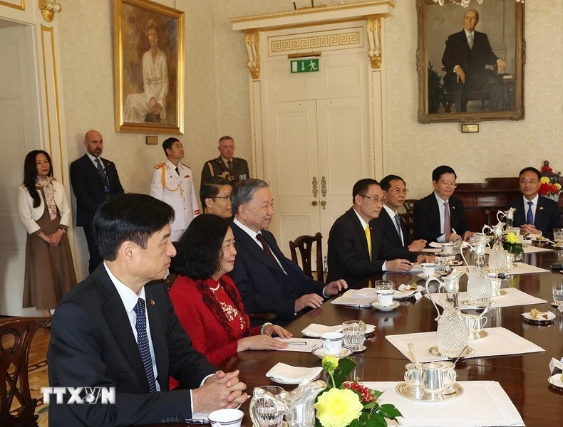 Tổng Bí thư, Chủ tịch nước Tô Lâm và thành viên Đoàn cấp cao Việt Nam tại cuộc hội đàm với Tổng thống Ireland Michael D. Higgins. (Ảnh: Trí Dũng/TTXVN) Tổng Bí thư, Chủ tịch nước Tô Lâm và thành viên Đoàn cấp cao Việt Nam tại cuộc hội đàm với Tổng thống Ireland Michael D. Higgins. (Ảnh: Trí Dũng/TTXVN)