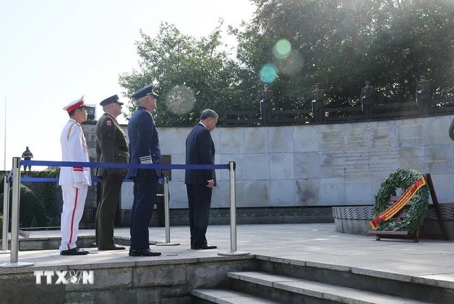 Tiếp tục chương trình thăm cấp Nhà nước tới Ireland, trưa 2/10/2024 (theo giờ địa phương), tại thủ đô Dublin, Tổng Bí thư, Chủ tịch nước Tô Lâm đến đặt hoa tại Đài tưởng niệm Quốc gia. (Ảnh: Trí Dũng/TTXVN). Tiếp tục chương trình thăm cấp Nhà nước tới Ireland, trưa 2/10/2024 (theo giờ địa phương), tại thủ đô Dublin, Tổng Bí thư, Chủ tịch nước Tô Lâm đến đặt hoa tại Đài tưởng niệm Quốc gia. (Ảnh: Trí Dũng/TTXVN).