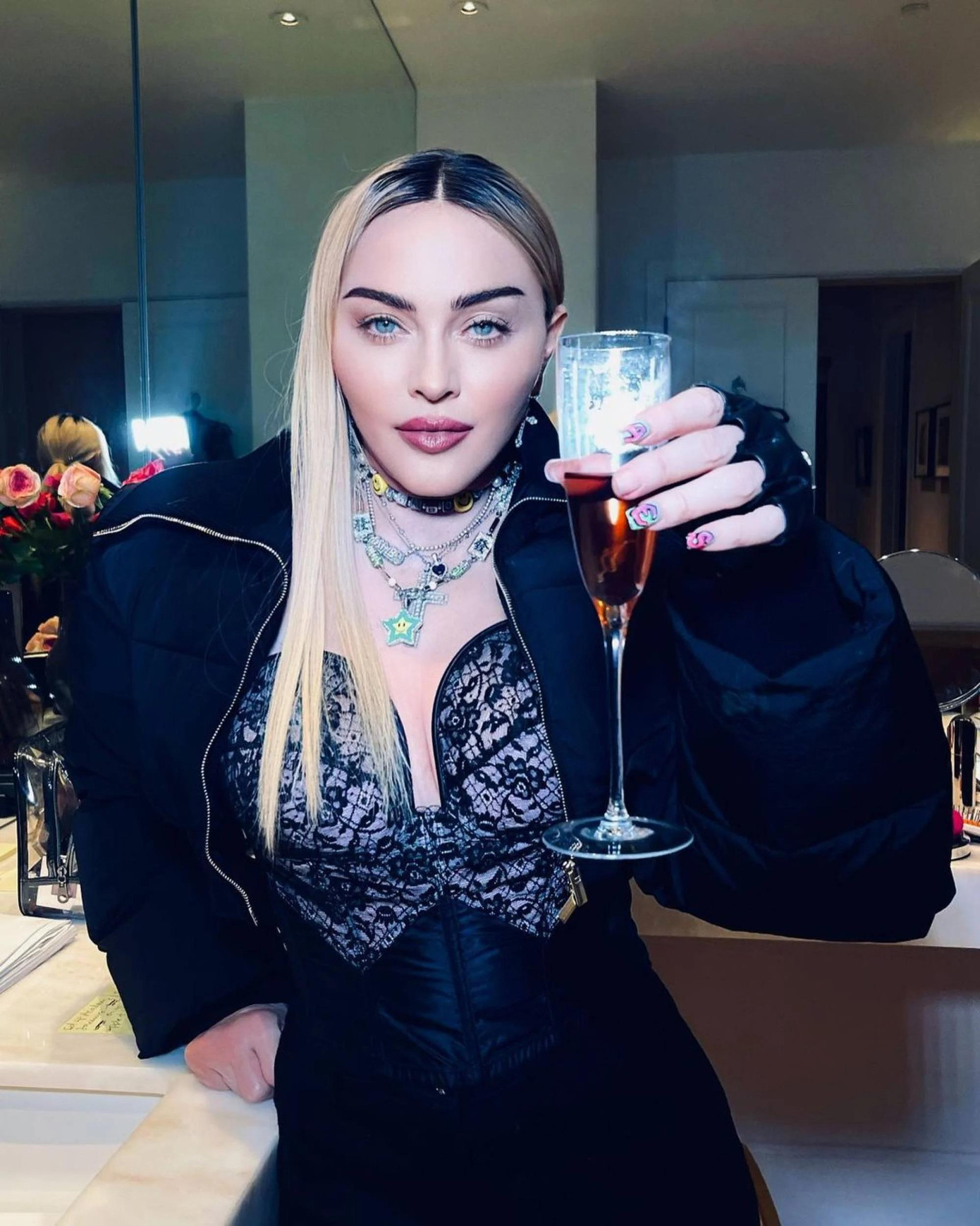 Ở tuổi 64, Madonna sở hữu khối tài sản ròng 850 triệu USD. Sau hơn 40 năm gia nhập giới giải trí, nữ hoàng nhạc pop vẫn biểu diễn, sáng tác nhạc. Thời gian gần đây, bà gây chú ý khi lấp lửng việc là người thuộc cộng đồng LGBTQ+, hình ảnh chỉnh sửa quá đà. Nhưng không ai có thể phủ nhận tài năng của nữ ca sĩ, với những bản hit từ thập niên 1980 như Like a Prayer và Like a Virgin.