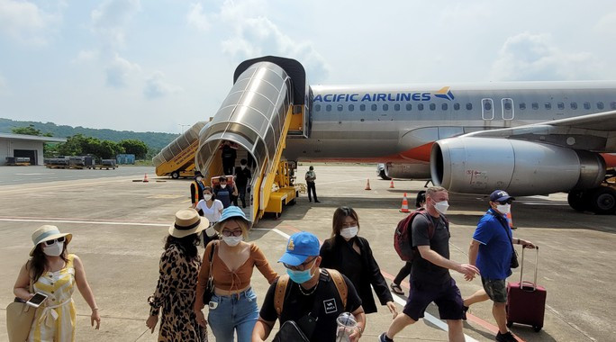 Theo đại diện các hãng hàng không, việc tăng trần giá vé máy bay sẽ không ảnh hưởng đến quyền lợi người tiêu dùng. Trong ảnh: Du khách đến sân bay Phú Quốc. Ảnh: Tấn Thạnh. Theo đại diện các hãng hàng không, việc tăng trần giá vé máy bay sẽ không ảnh hưởng đến quyền lợi người tiêu dùng. Trong ảnh: Du khách đến sân bay Phú Quốc. Ảnh: Tấn Thạnh.