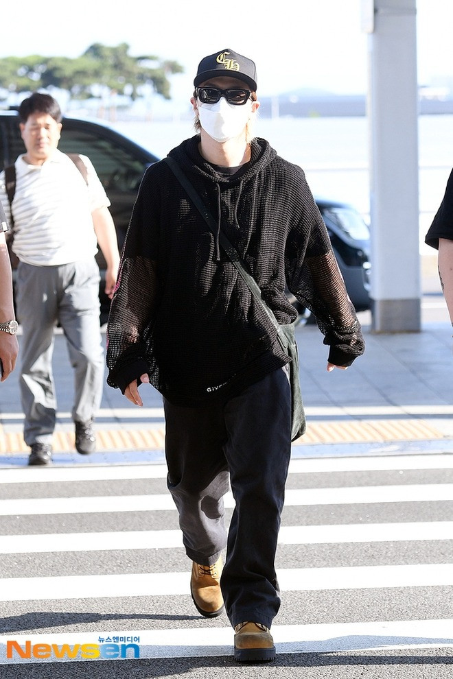 Taeyang có mặt tại sân bay Incheon, Hàn Quốc để chuẩn bị đến Đà Nẵng. Thành viên nhóm Big Bang mặc kín đáo, mang khẩu trang và kính đen trước giờ khởi hành sang Việt Nam.