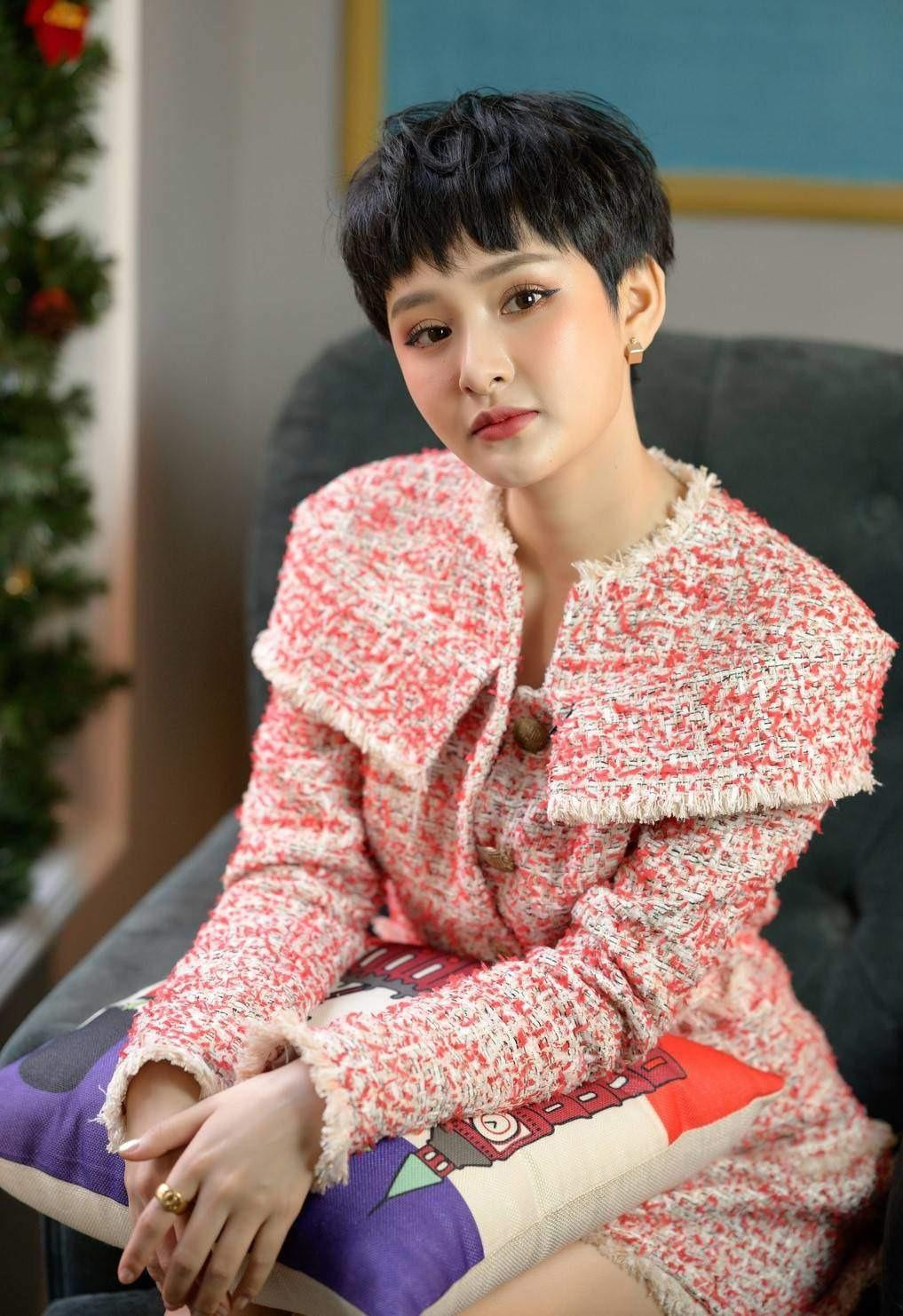 Hiền Hồ chật vật tìm đường trở lại giới giải trí sau ồn ào anh em nương tựa. Ảnh: FBNV.