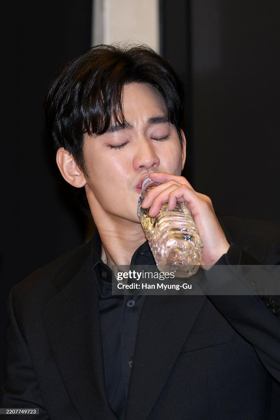 Kim Soo Hyun "khóc nhưng kem nền không trôi" trở thành đề tài bàn tán. Kim Soo Hyun "khóc nhưng kem nền không trôi" trở thành đề tài bàn tán.