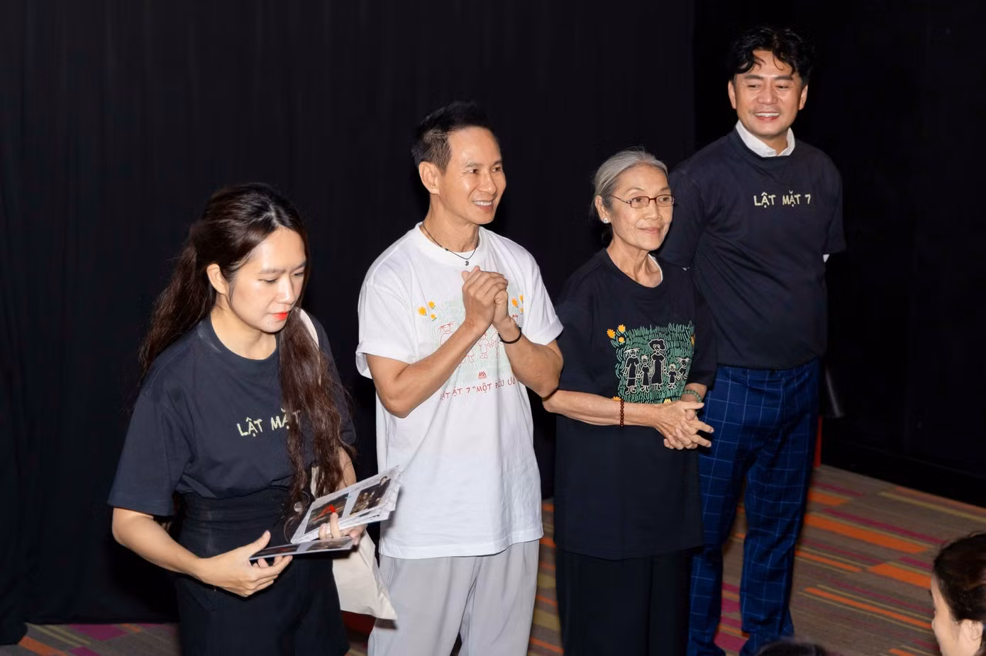 Vợ chồng Lý Hải - Minh Hà và dàn diễn viên Lật mặt 7: Một điều ước tại buổi giao lưu với khán giả.