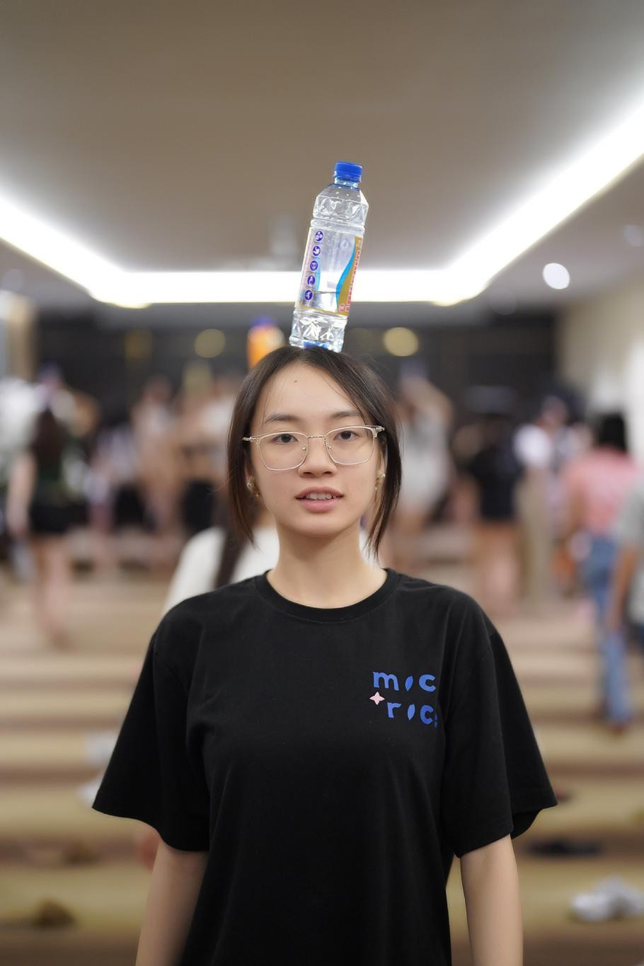 Hoàng Yến (SBD 232) và Bùi Thảo Linh (SBD 010) để mặt mộc trong buổi tập.