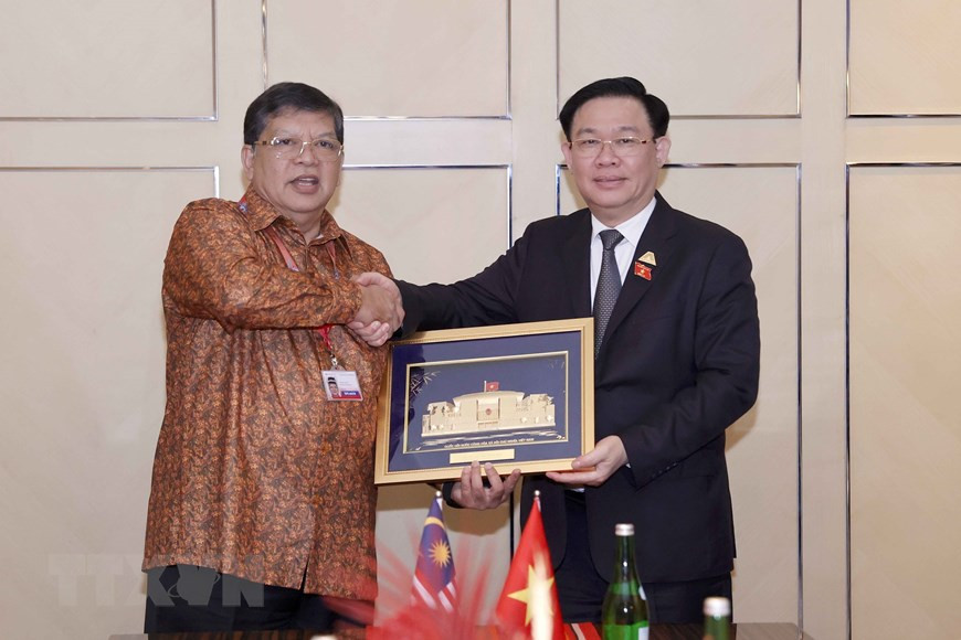 Chủ tịch Quốc hội Vương Đình Huệ tặng vật phẩm lưu niệm Chủ tịch Hạ viện Malaysia Tan Sri Dato’ Johari Bin Abdul. (Ảnh: Doãn Tấn/TTXVN).