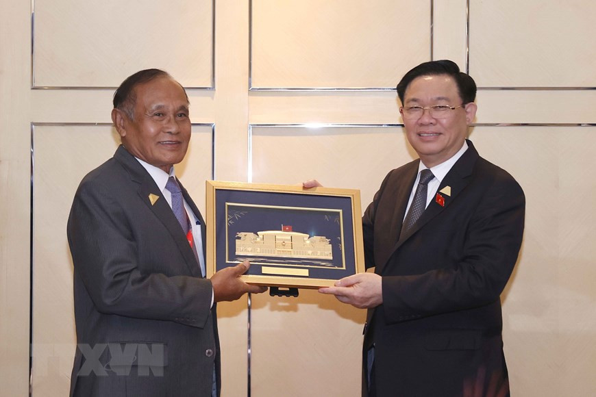 Chủ tịch Quốc hội Vương Đình Huệ tặng quà lưu niệm Phó Chủ tịch Thượng viện Campuchia Kittisangkahabindit Tep Ngorn. (Ảnh: Doãn Tấn/TTXVN).
