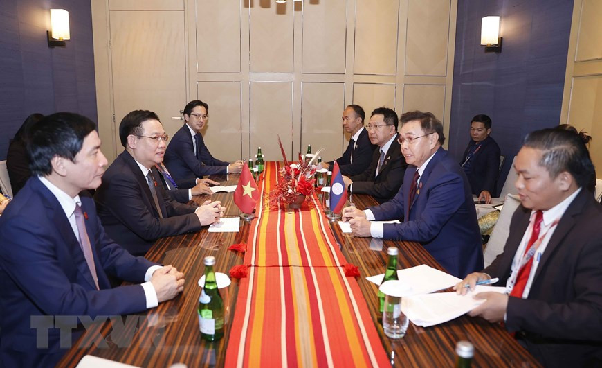 Chủ tịch Quốc hội Vương Đình Huệ và Chủ tịch Quốc hội Lào Saysomphone Phomvihane. (Ảnh: Doãn Tấn/TTXVN).