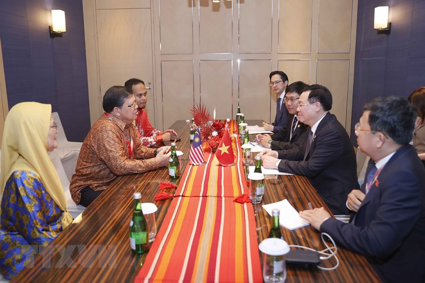 Chủ tịch Quốc hội Vương Đình Huệ gặp Chủ tịch Hạ viện Malaysia Tan Sri Dato’ Johari Bin Abdul. (Ảnh: Doãn Tấn/TTXVN).