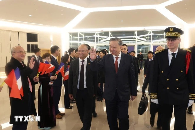 Lễ tiễn Tổng Bí thư, Chủ tịch nước Tô Lâm tại Sân bay Orly, thủ đô Paris. (Ảnh: Trí Dũng/TTXVN). Lễ tiễn Tổng Bí thư, Chủ tịch nước Tô Lâm tại Sân bay Orly, thủ đô Paris. (Ảnh: Trí Dũng/TTXVN).