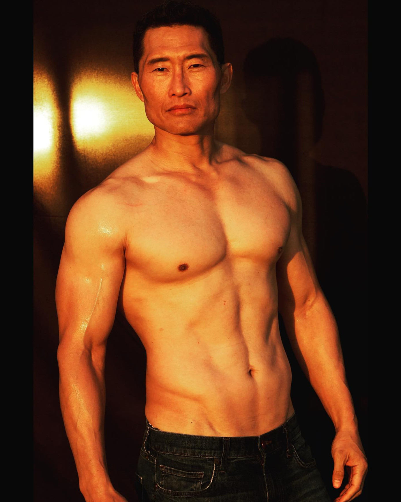 Thân hình vạm vỡ ở tuổi 55 của Daniel Dae Kim.