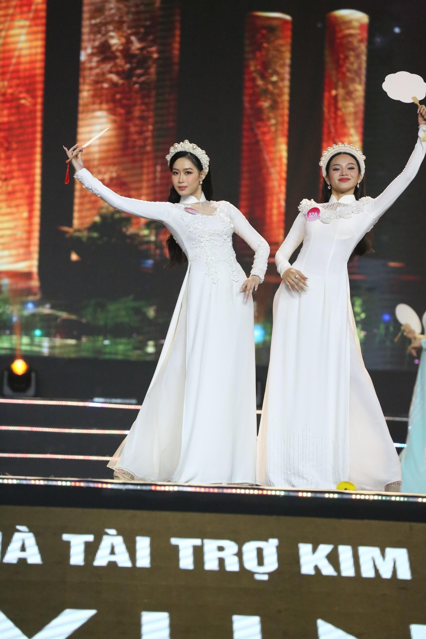 Nguyễn Thị Phương Nhung (SBD 278) và Nguyễn Thị Hương Giang (SBD 126) có màn phối hợp ăn ý khi diễn với phụ kiện trong phần thi áo dài. Nguyễn Thị Phương Nhung (SBD 278) và Nguyễn Thị Hương Giang (SBD 126) có màn phối hợp ăn ý khi diễn với phụ kiện trong phần thi áo dài.