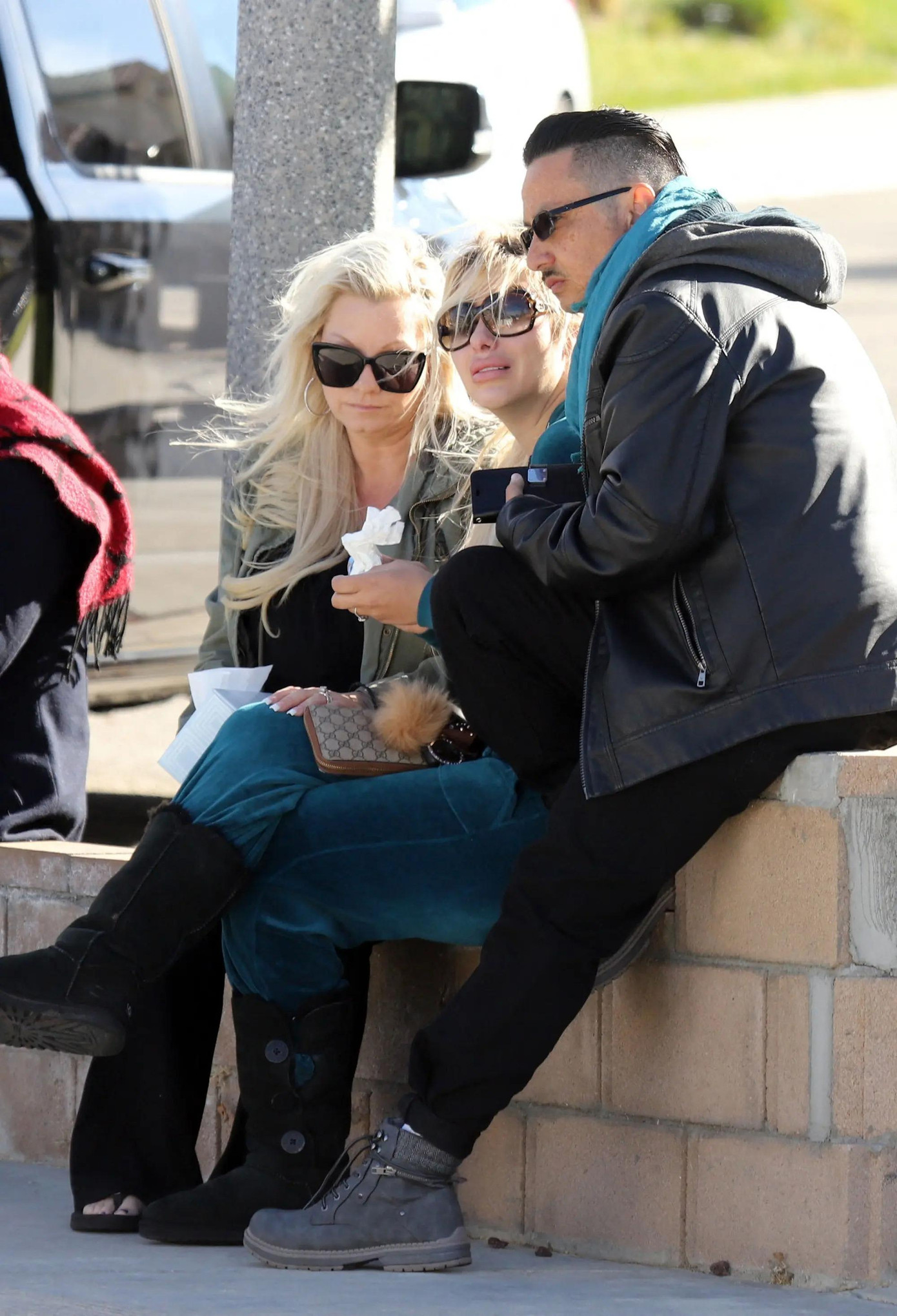 Melanie Martin khóc khi nhận tin dữ bạn trai cũ qua đời.