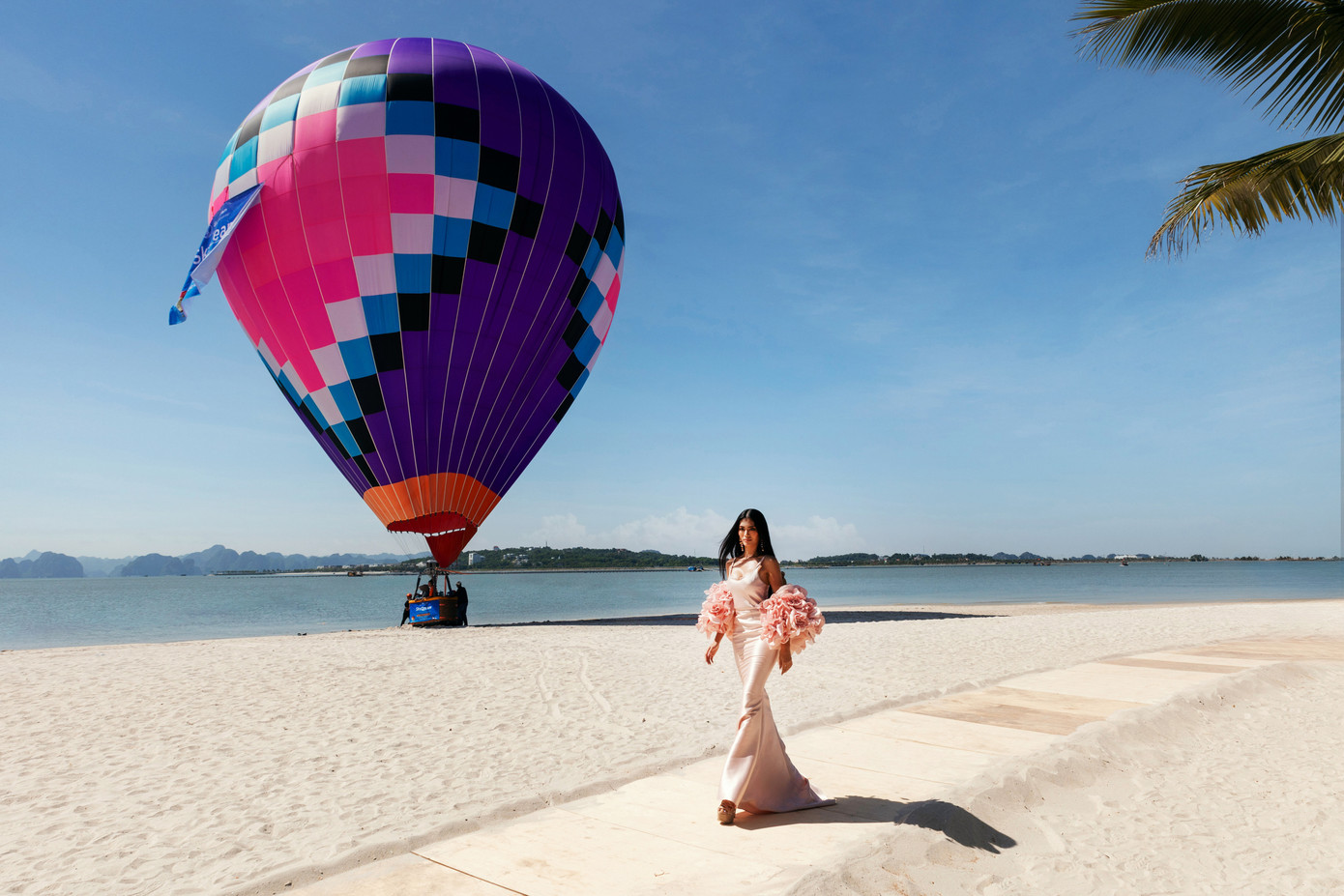 Thí sinh thích thú trước cảnh đẹp của Hạ Long.