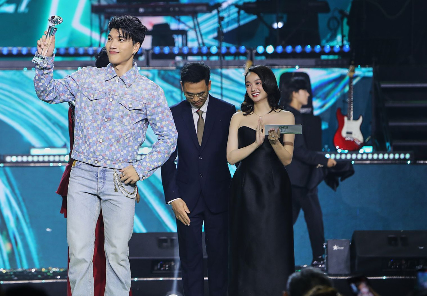 Hieuthuhai là nghệ sĩ thắng lớn tại Làn Sóng Xanh, tạo tiền lệ chưa từng có khi giành hai giải quan trọng nhất dành cho nghệ sĩ: Nam ca sĩ/Rapper được yêu thích nhất và Nam ca sĩ/Rapper của năm (áp đảo với 44,2% lượt bình chọn). Hieuthuhai là nghệ sĩ thắng lớn tại Làn Sóng Xanh, tạo tiền lệ chưa từng có khi giành hai giải quan trọng nhất dành cho nghệ sĩ: Nam ca sĩ/Rapper được yêu thích nhất và Nam ca sĩ/Rapper của năm (áp đảo với 44,2% lượt bình chọn).