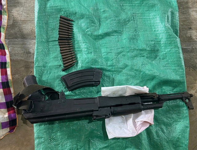 Ông Đặng Thanh Quý vác khẩu súng quân dụng ra đe dọa con dâu.