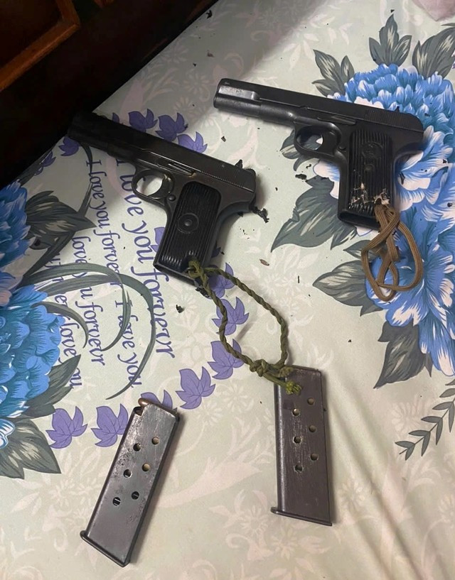 2 khẩu súng K54 thu giữ trong nhà ông Quý.