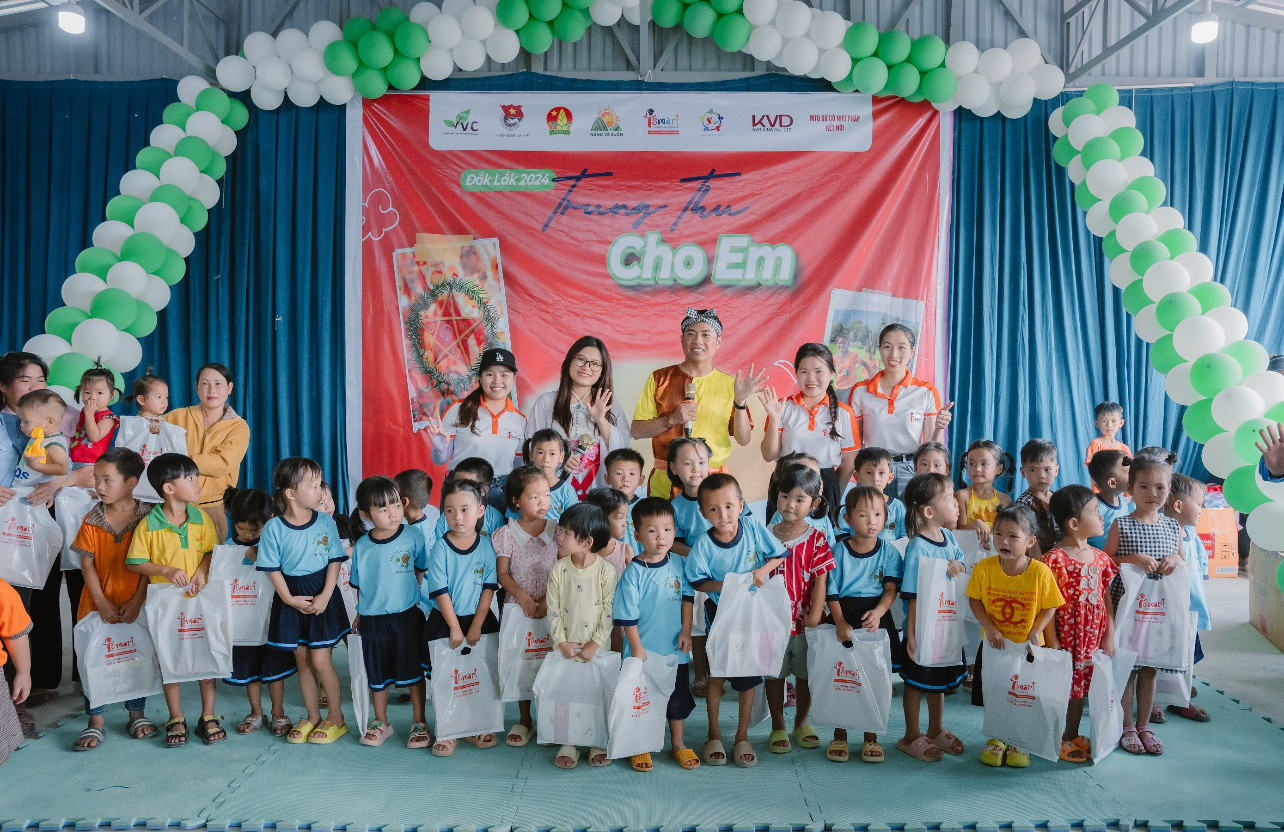 iSMART tặng quà cho các em học sinh tại Huyện Ea Kar, Tỉnh Đắk Lắk