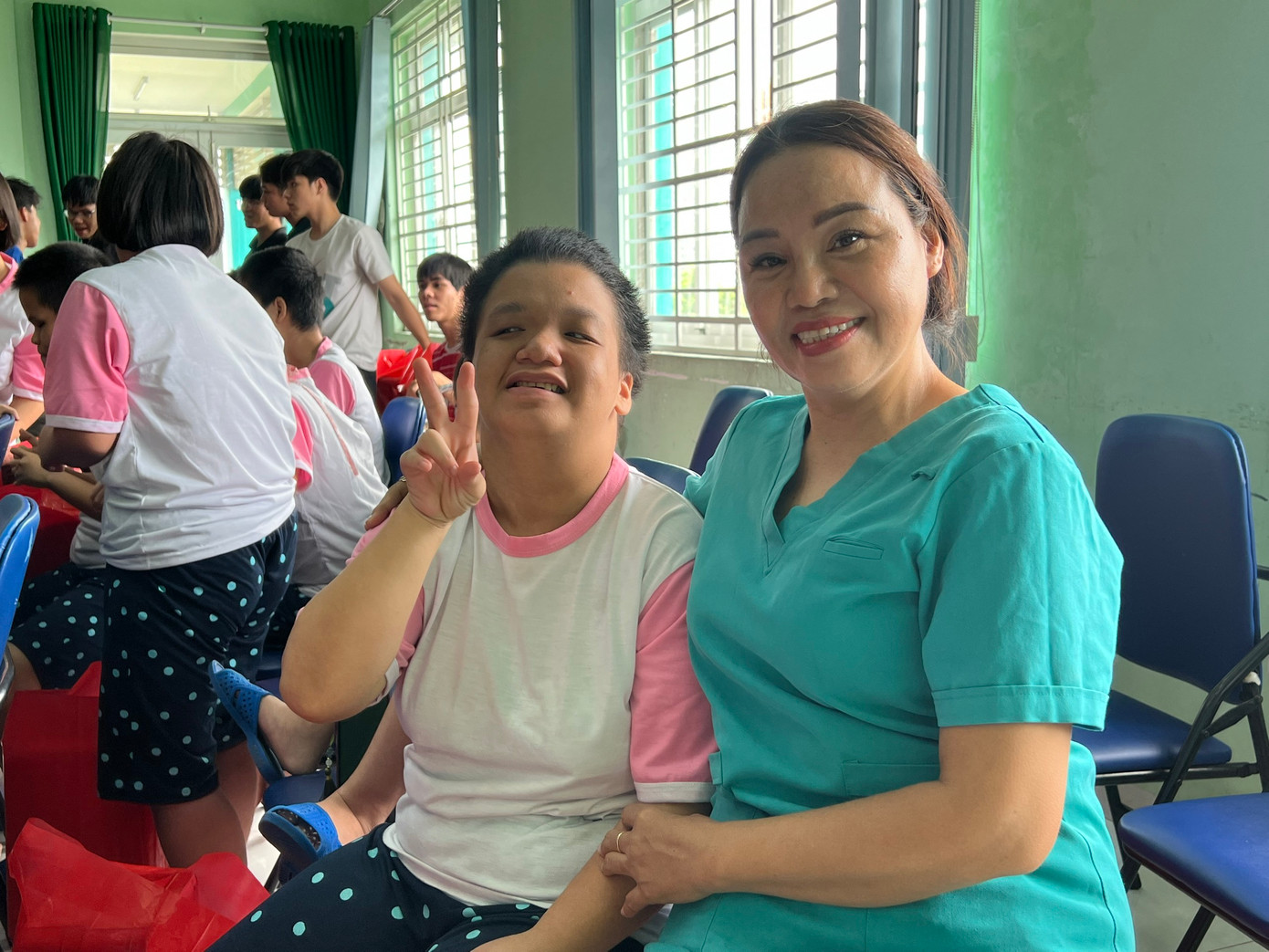 Chị Hồng Tuyết, 53 tuổi (áo xanh) từng chăm sóc Pax Thiên từ lúc sơ sinh đến khi anh được Angelina Jolie nhận nuôi.