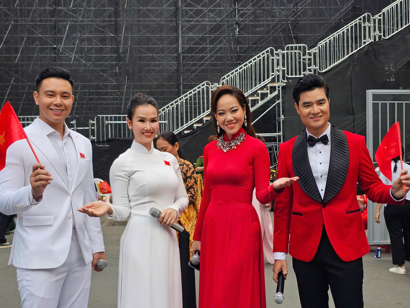 Ca sĩ Đông Hùng, Võ Hạ Trâm (áo trắng, từ trái sang) lưu giữ khoảnh khắc kỷ niệm trước khi trình diễn ca khúc Viết tiếp câu chuyện hòa bình đầy tự hào tại đại lễ.