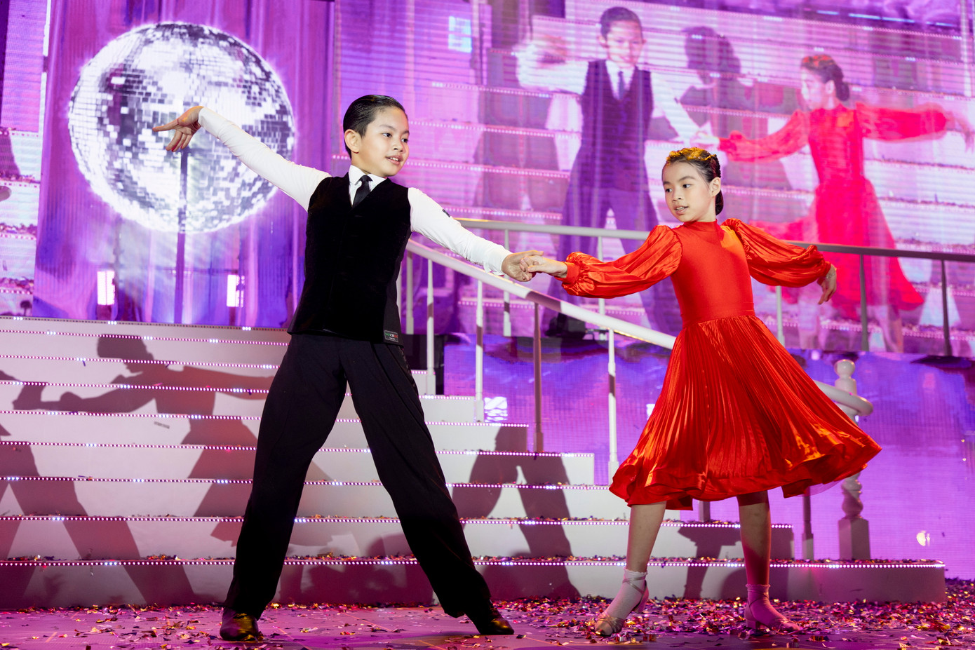 Sân khấu còn được khuấy động bởi màn khiêu vũ giữa Kubi (áo đen) và bạn diễn. Con trai của Khánh Thi - Phan Hiển thực hiện loạt vũ đạo khó và nhận nhiều lời khen từ khán giả.