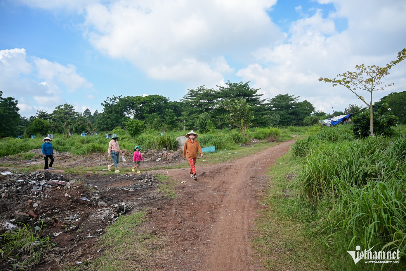 Dự án di dời nghĩa trang Bình Hưng Hòa nhằm cải tạo môi trường sống cho hơn 300.000 dân khu vực lân cận, góp phần thực hiện chỉnh trang, cải tạo bộ mặt đô thị, giải quyết tình trạng phức tạp về an ninh trật tự đang được quận Bình Tân đẩy nhanh tiến độ để kịp hoàn thành toàn bộ dự án vào dịp 30/4 năm 2025.