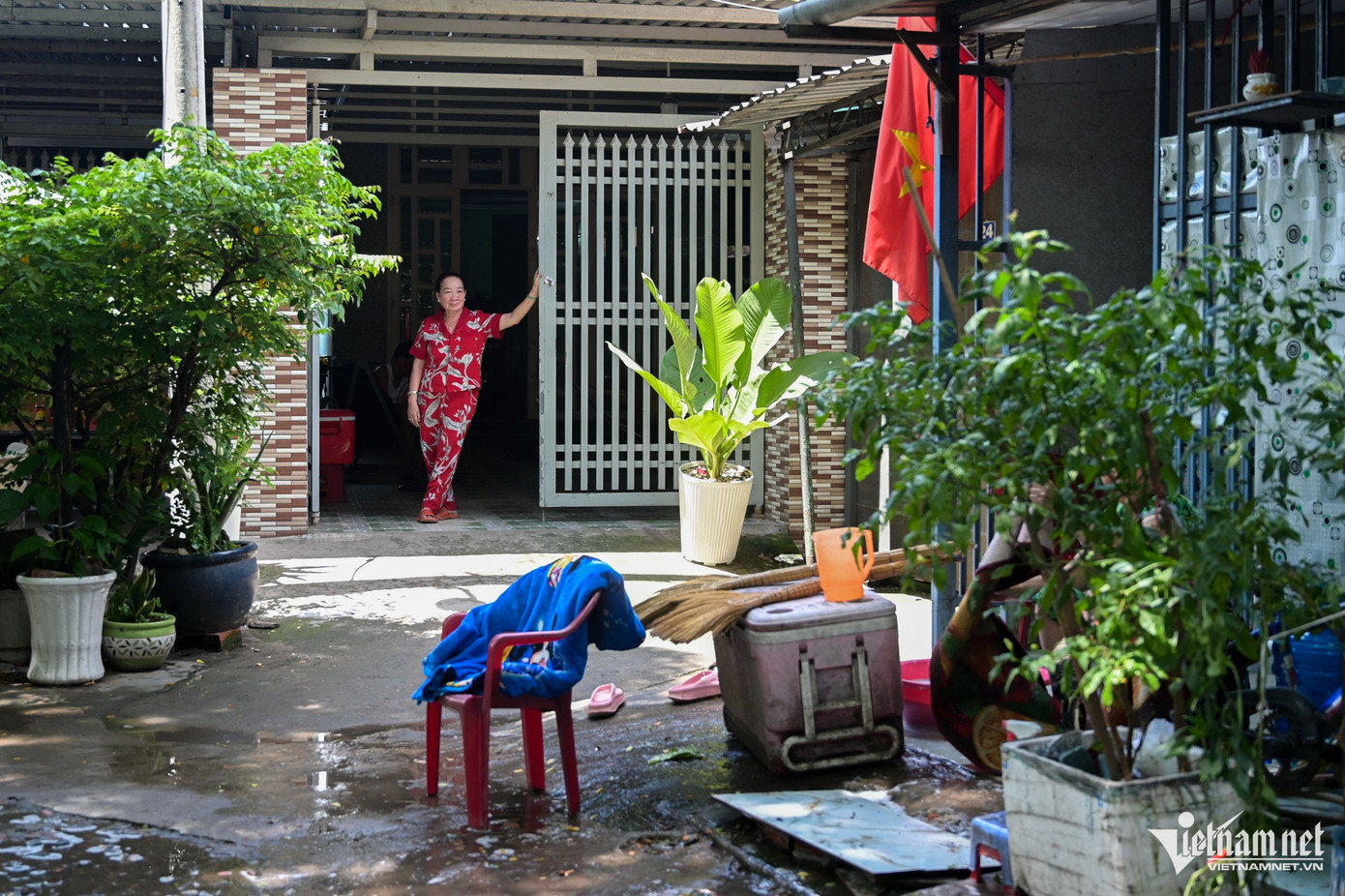 Sống tại khu vực di dời giai đoạn 3, bà Trương Thị Hung (70 tuổi) đã gắn bó với việc dọn mộ và giúp khách hương khói những dịp lễ, Tết. Bà cảm thấy buồn khi phải chuyển đổi việc làm song cũng mong chờ dự án sớm được thực hiện, giúp thay đổi diện mạo khu vực này.