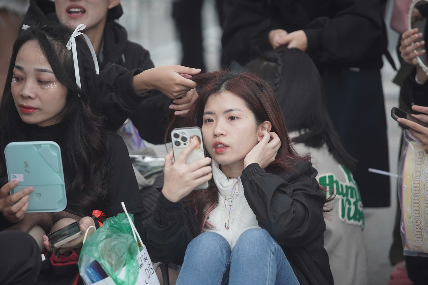 Khung cảnh fan ngồi la liệt trước sân vận động Mỹ Đình. Người dân sẵn sàng đến trước vài tiếng để có chỗ ngồi đẹp. Số khác đầu tư in sticker các anh trai làm phụ kiện đội đầu. Trong ảnh là fan của Quang Hùng Master D (phải), một trong những anh trai được chú ý nhất Anh trai say hi. Khung cảnh fan ngồi la liệt trước sân vận động Mỹ Đình. Người dân sẵn sàng đến trước vài tiếng để có chỗ ngồi đẹp. Số khác đầu tư in sticker các anh trai làm phụ kiện đội đầu. Trong ảnh là fan của Quang Hùng Master D (phải), một trong những anh trai được chú ý nhất Anh trai say hi.