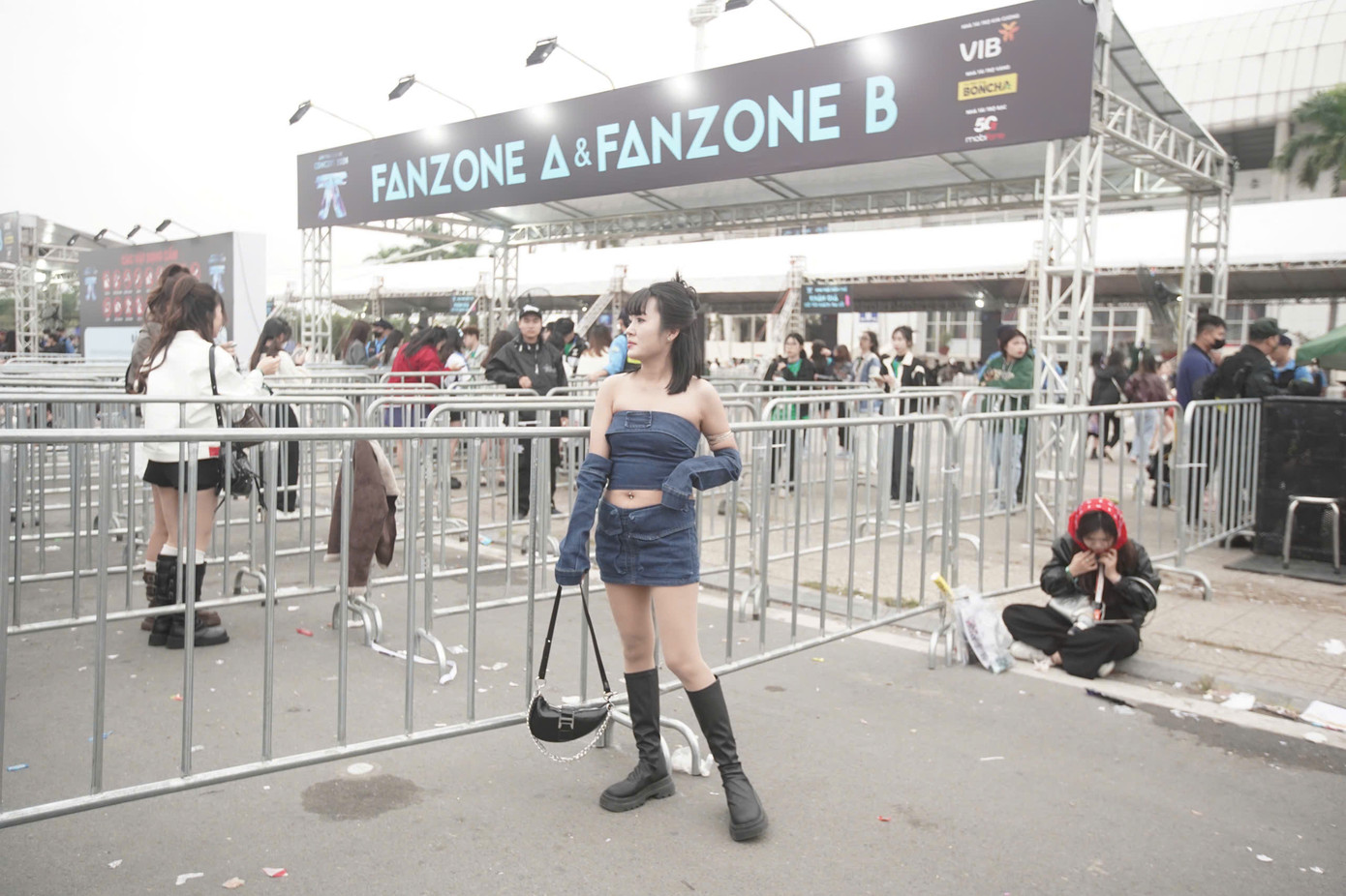 Có khán giả đổi được vé sớm, ung dung vào khu vực ghế ngồi, đợi show bắt đầu lúc 19h. Số khác tranh thủ tạo dáng ngoài khu vực đổi vé để ghi lại khoảnh khắc thưởng thức show. Có khán giả đổi được vé sớm, ung dung vào khu vực ghế ngồi, đợi show bắt đầu lúc 19h. Số khác tranh thủ tạo dáng ngoài khu vực đổi vé để ghi lại khoảnh khắc thưởng thức show.