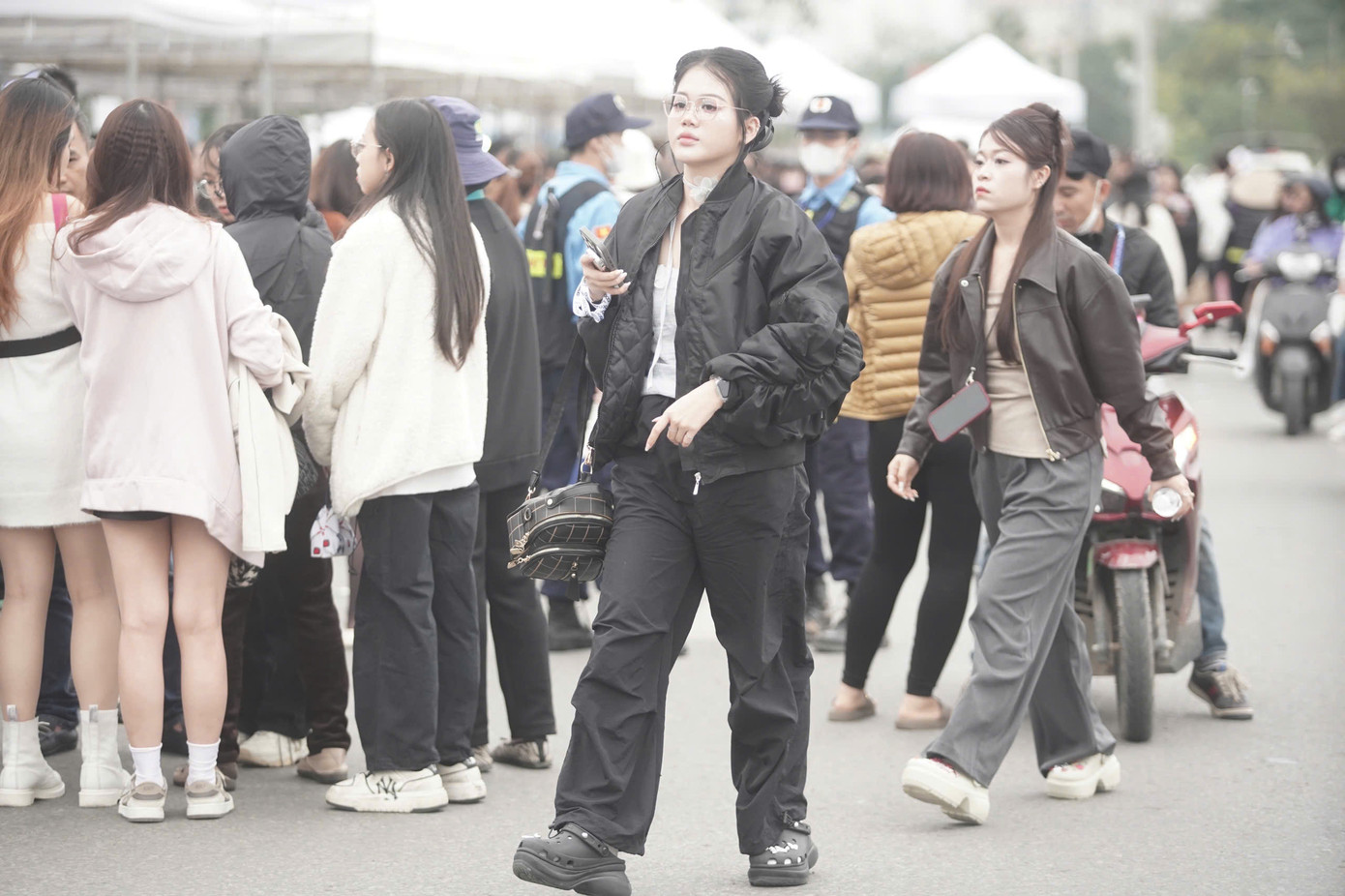 Giới trẻ tụ tập đông quanh khu vực đổi vé. Người xem muốn giành được vé đẹp, nhất là ở khu vực vé đứng fanzone, gần sân khấu để tương tác với các anh trai. Giới trẻ tụ tập đông quanh khu vực đổi vé. Người xem muốn giành được vé đẹp, nhất là ở khu vực vé đứng fanzone, gần sân khấu để tương tác với các anh trai.