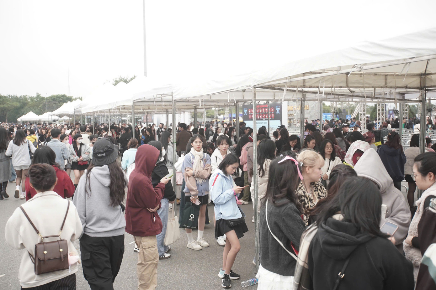 Giới trẻ tụ tập đông quanh khu vực đổi vé. Người xem muốn giành được vé đẹp, nhất là ở khu vực vé đứng fanzone, gần sân khấu để tương tác với các anh trai. Giới trẻ tụ tập đông quanh khu vực đổi vé. Người xem muốn giành được vé đẹp, nhất là ở khu vực vé đứng fanzone, gần sân khấu để tương tác với các anh trai.