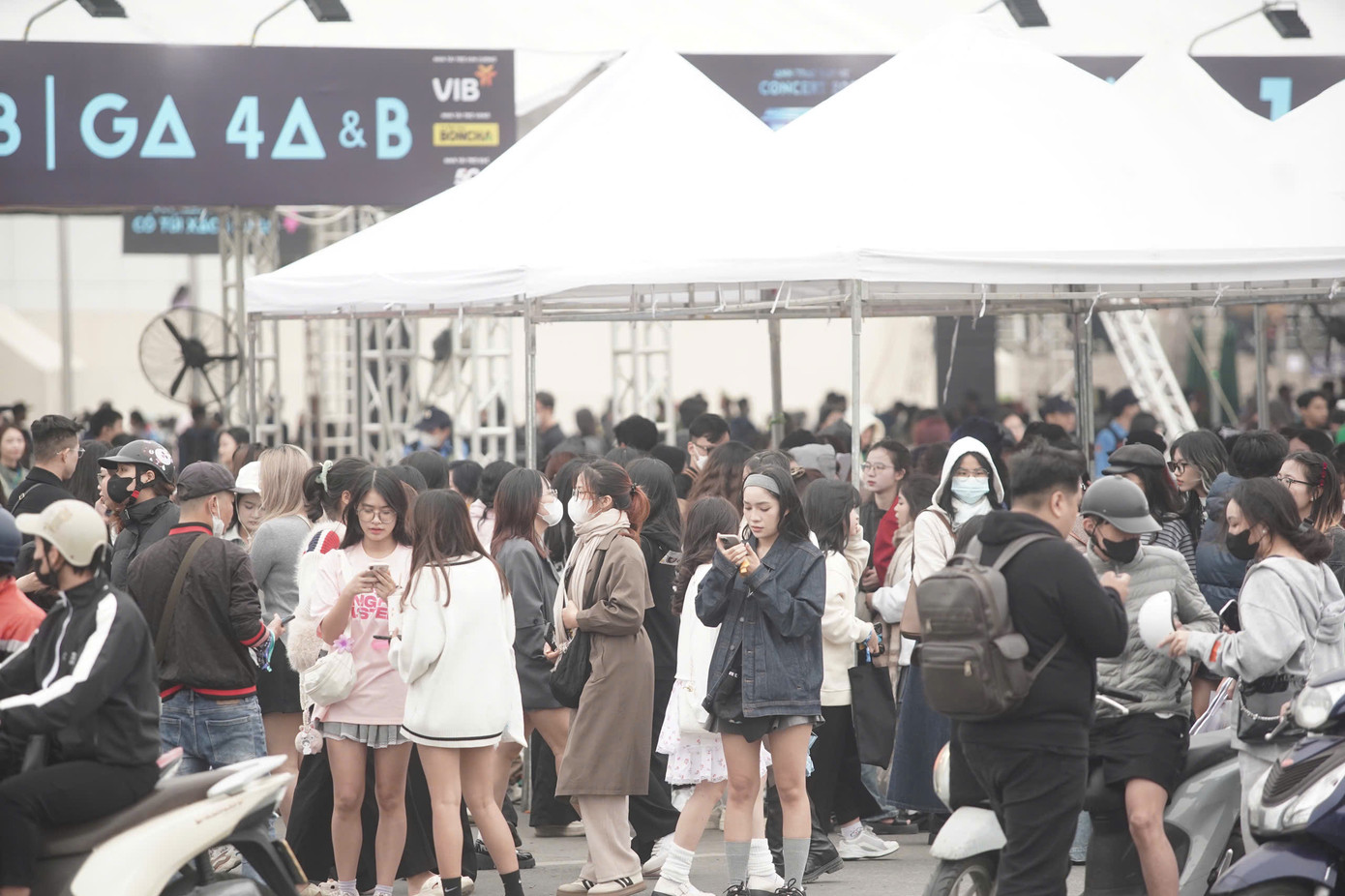 Giới trẻ tụ tập đông quanh khu vực đổi vé. Người xem muốn giành được vé đẹp, nhất là ở khu vực vé đứng fanzone, gần sân khấu để tương tác với các anh trai. Giới trẻ tụ tập đông quanh khu vực đổi vé. Người xem muốn giành được vé đẹp, nhất là ở khu vực vé đứng fanzone, gần sân khấu để tương tác với các anh trai.