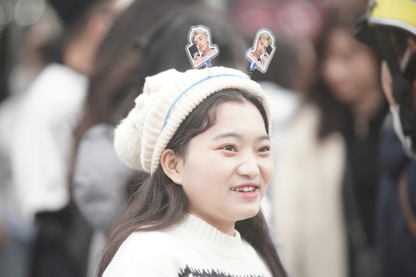 Khung cảnh fan ngồi la liệt trước sân vận động Mỹ Đình. Người dân sẵn sàng đến trước vài tiếng để có chỗ ngồi đẹp. Số khác đầu tư in sticker các anh trai làm phụ kiện đội đầu. Trong ảnh là fan của Quang Hùng Master D (phải), một trong những anh trai được chú ý nhất Anh trai say hi. Khung cảnh fan ngồi la liệt trước sân vận động Mỹ Đình. Người dân sẵn sàng đến trước vài tiếng để có chỗ ngồi đẹp. Số khác đầu tư in sticker các anh trai làm phụ kiện đội đầu. Trong ảnh là fan của Quang Hùng Master D (phải), một trong những anh trai được chú ý nhất Anh trai say hi.