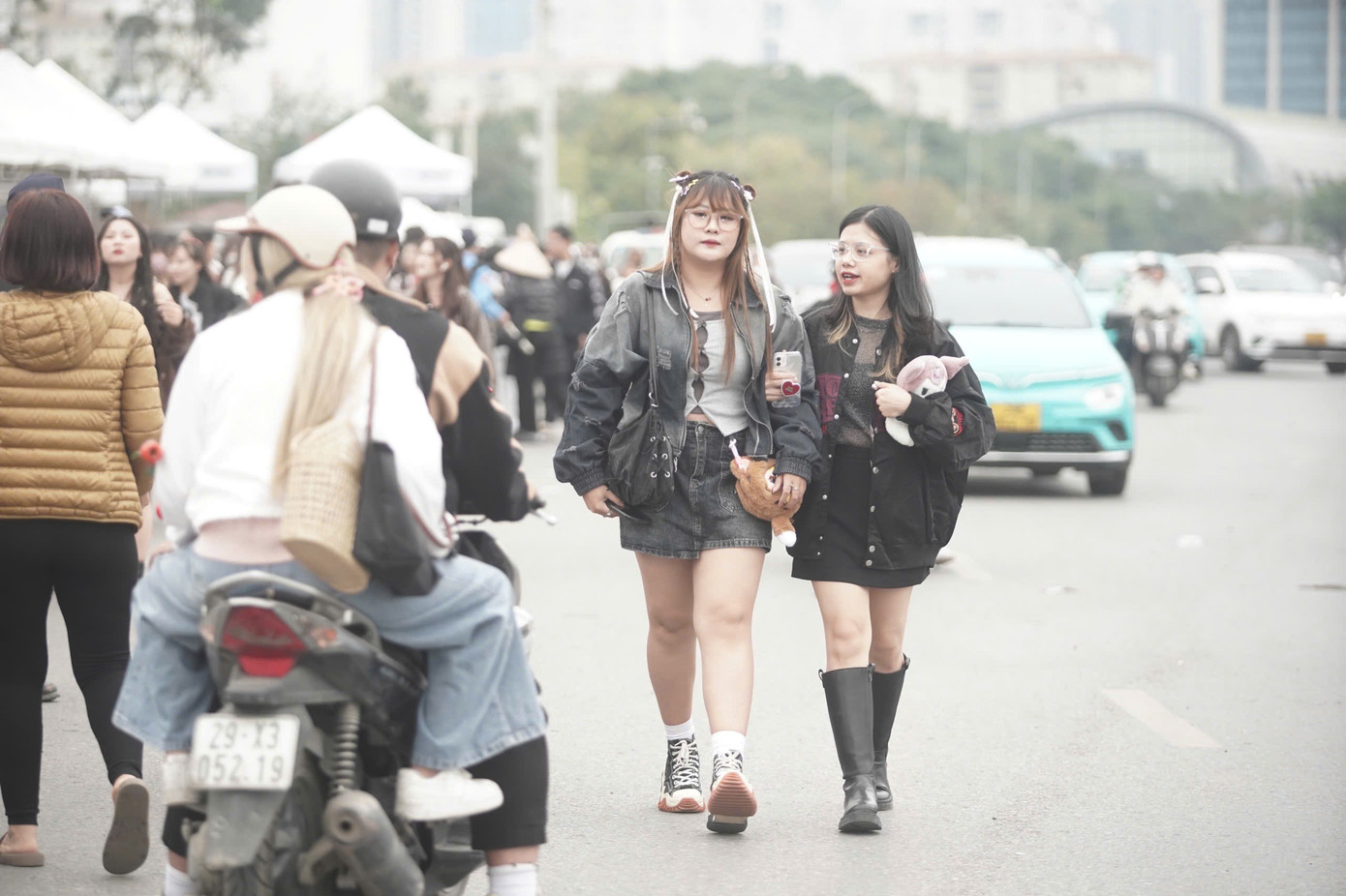 Giới trẻ tụ tập đông quanh khu vực đổi vé. Người xem muốn giành được vé đẹp, nhất là ở khu vực vé đứng fanzone, gần sân khấu để tương tác với các anh trai. Giới trẻ tụ tập đông quanh khu vực đổi vé. Người xem muốn giành được vé đẹp, nhất là ở khu vực vé đứng fanzone, gần sân khấu để tương tác với các anh trai.