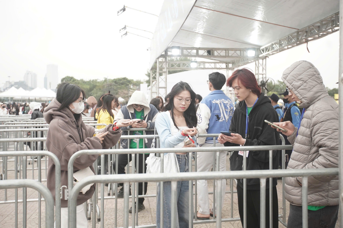 Có khán giả đổi được vé sớm, ung dung vào khu vực ghế ngồi, đợi show bắt đầu lúc 19h. Số khác tranh thủ tạo dáng ngoài khu vực đổi vé để ghi lại khoảnh khắc thưởng thức show. Có khán giả đổi được vé sớm, ung dung vào khu vực ghế ngồi, đợi show bắt đầu lúc 19h. Số khác tranh thủ tạo dáng ngoài khu vực đổi vé để ghi lại khoảnh khắc thưởng thức show.