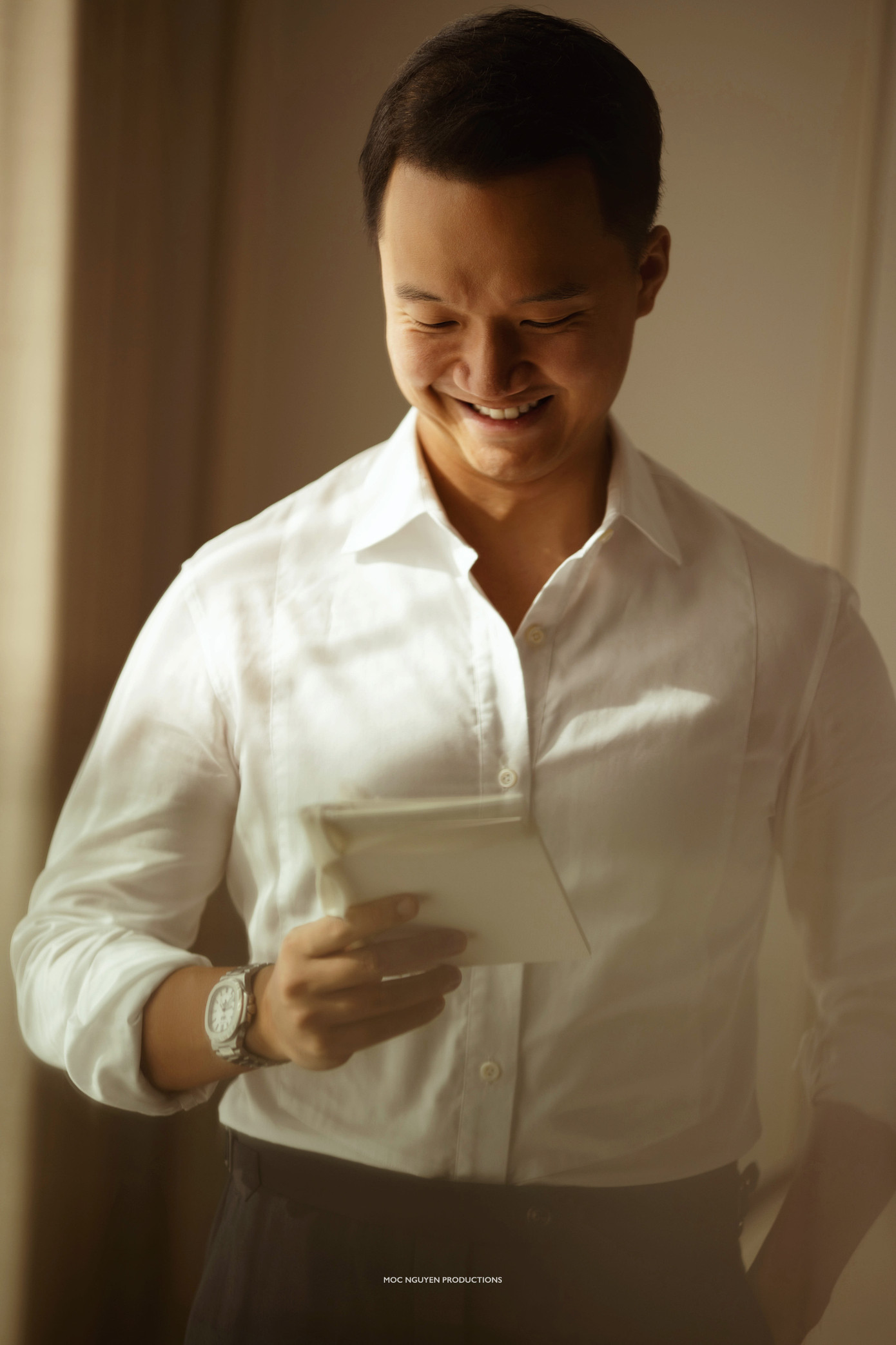 Chú rể Vinh Nguyễn hồi hộp trước giờ trọng đại. 2023 đánh dấu cột mốc 7 năm quen nhau của anh và Diễm My. Họ quen nhau qua một sự kiện phim ở Australia và từng có thời gian yêu xa.